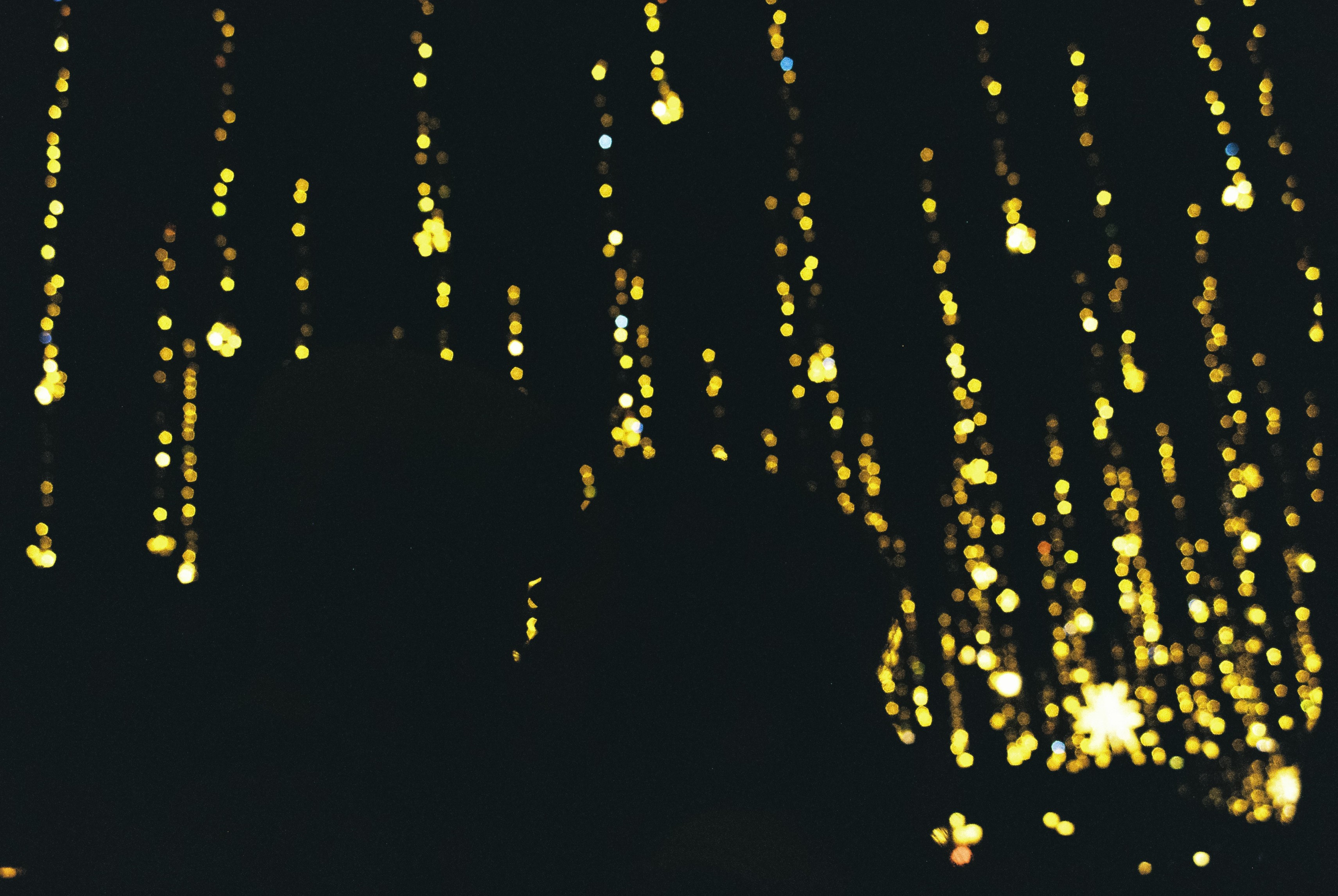 Beso bajo las luces de Barcelona
